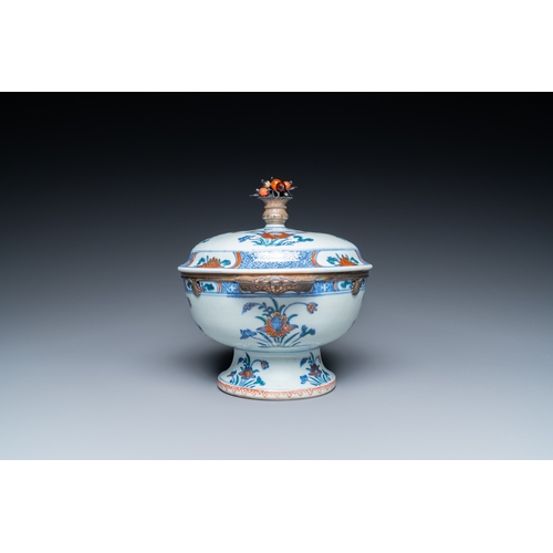 260 - A rare Chinese doucai bowl and cover with silvered mounts, Kangxi/YongzhengDescription:L.: 23 cm - H... 