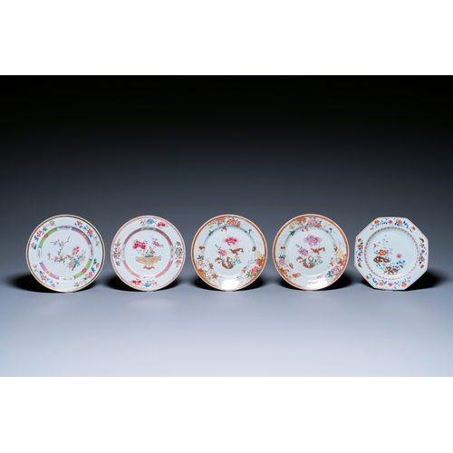 263 - A varied collection of Chinese blue, white and famille rose porcelain, Yongzheng and laterDescriptio... 