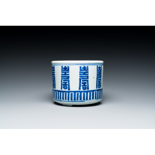 279 - A Chinese blue and white 'Shou' tripod censer, KangxiDescription:Dia.: 13 cm - H.: 11 cmCondition re... 