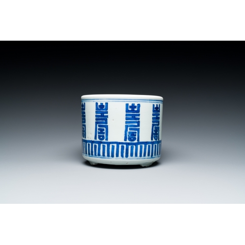 279 - A Chinese blue and white 'Shou' tripod censer, KangxiDescription:Dia.: 13 cm - H.: 11 cmCondition re... 