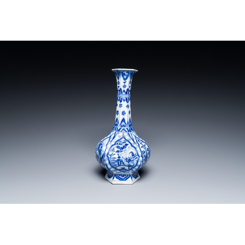 280 - A Chinese blue and white bottle vase, 'G' mark, KangxiDescription:H.: 30,5 cmCondition reports:Pleas... 