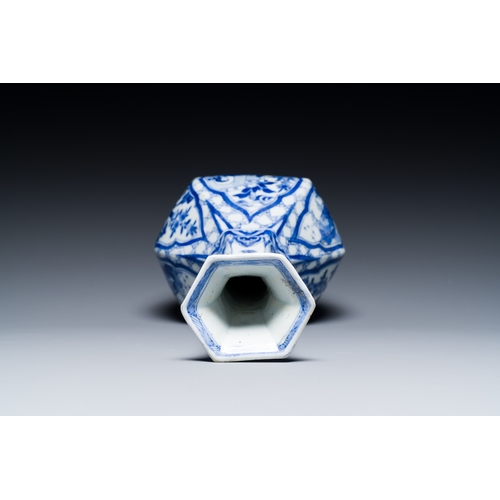 280 - A Chinese blue and white bottle vase, 'G' mark, KangxiDescription:H.: 30,5 cmCondition reports:Pleas... 