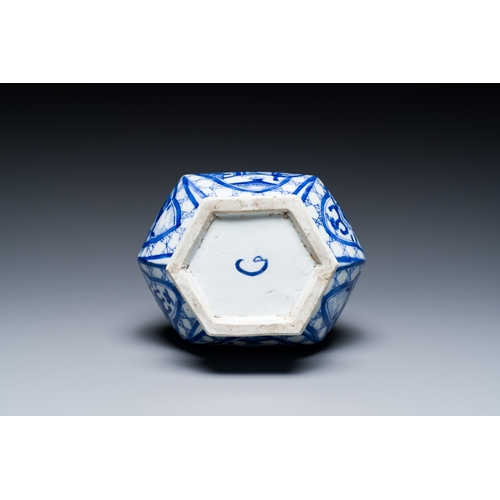 280 - A Chinese blue and white bottle vase, 'G' mark, KangxiDescription:H.: 30,5 cmCondition reports:Pleas... 