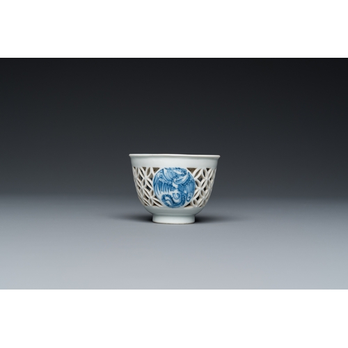 283 - A rare Chinese reticulated double-walled blue and white 'phoenix' cup, KangxiDescription:Dia.: 6,5 c... 