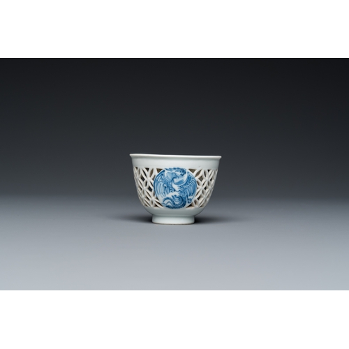 283 - A rare Chinese reticulated double-walled blue and white 'phoenix' cup, KangxiDescription:Dia.: 6,5 c... 