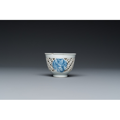 283 - A rare Chinese reticulated double-walled blue and white 'phoenix' cup, KangxiDescription:Dia.: 6,5 c... 