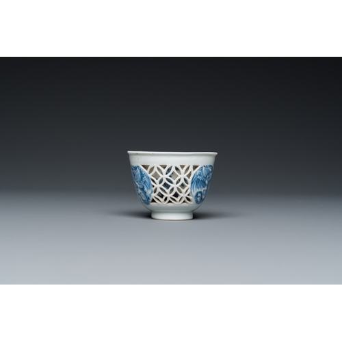 283 - A rare Chinese reticulated double-walled blue and white 'phoenix' cup, KangxiDescription:Dia.: 6,5 c... 