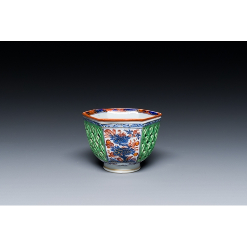 284 - A Dutch-decorated Chinese reticulated double-walled hexagonal tea bowl, KangxiDescription:Dia.: 8 cm... 