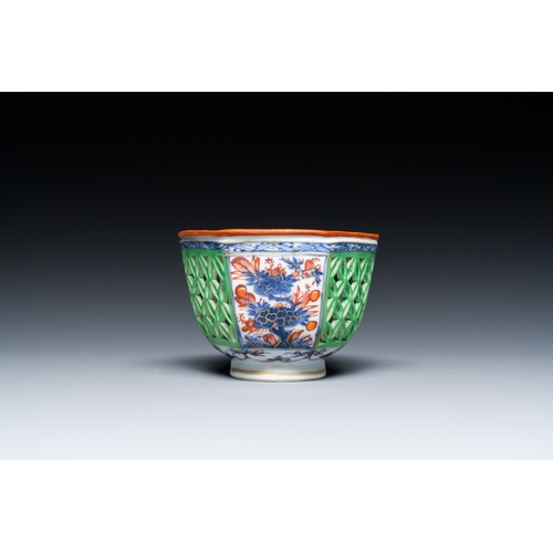 284 - A Dutch-decorated Chinese reticulated double-walled hexagonal tea bowl, KangxiDescription:Dia.: 8 cm... 