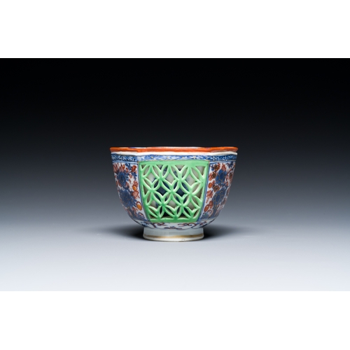 284 - A Dutch-decorated Chinese reticulated double-walled hexagonal tea bowl, KangxiDescription:Dia.: 8 cm... 