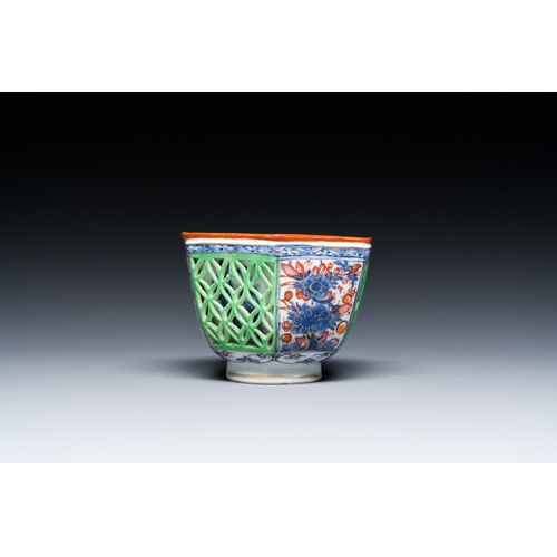 284 - A Dutch-decorated Chinese reticulated double-walled hexagonal tea bowl, KangxiDescription:Dia.: 8 cm... 