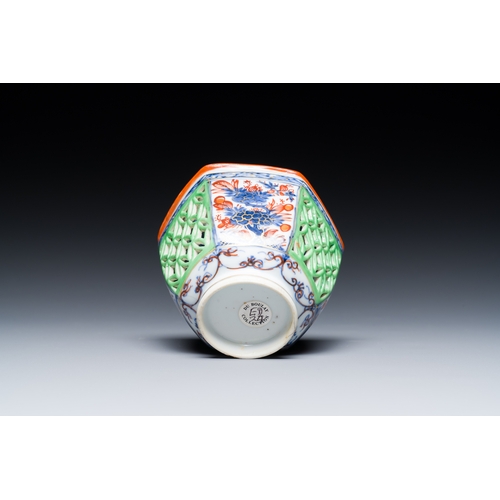 284 - A Dutch-decorated Chinese reticulated double-walled hexagonal tea bowl, KangxiDescription:Dia.: 8 cm... 