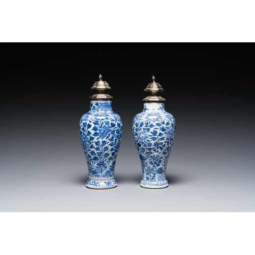 285 - A pair of Chinese blue and white vases with silver mounts, KangxiDescription:H.: 22 cm (the tallest)... 