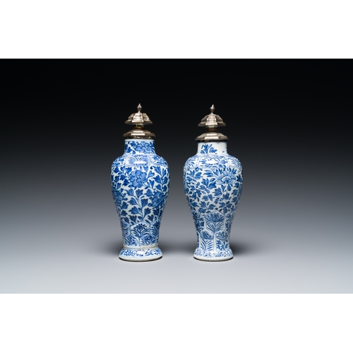 285 - A pair of Chinese blue and white vases with silver mounts, KangxiDescription:H.: 22 cm (the tallest)... 