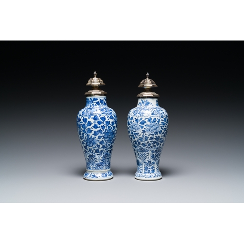 285 - A pair of Chinese blue and white vases with silver mounts, KangxiDescription:H.: 22 cm (the tallest)... 