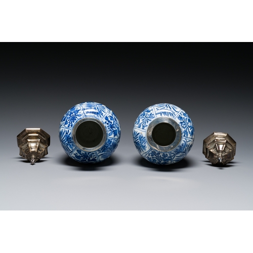 285 - A pair of Chinese blue and white vases with silver mounts, KangxiDescription:H.: 22 cm (the tallest)... 