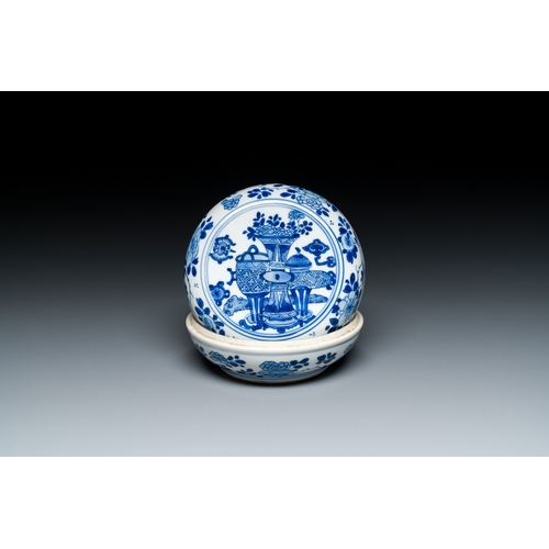 290 - A Chinese blue and white 'antiquities' box and cover, KangxiDescription:Dia.: 11 cm - H.: 5,5 cmCond... 