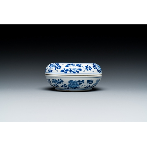 290 - A Chinese blue and white 'antiquities' box and cover, KangxiDescription:Dia.: 11 cm - H.: 5,5 cmCond... 