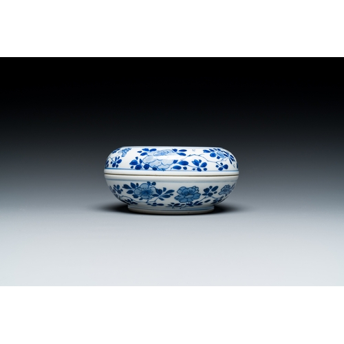 290 - A Chinese blue and white 'antiquities' box and cover, KangxiDescription:Dia.: 11 cm - H.: 5,5 cmCond... 