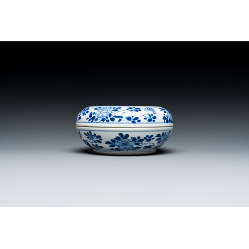 290 - A Chinese blue and white 'antiquities' box and cover, KangxiDescription:Dia.: 11 cm - H.: 5,5 cmCond... 