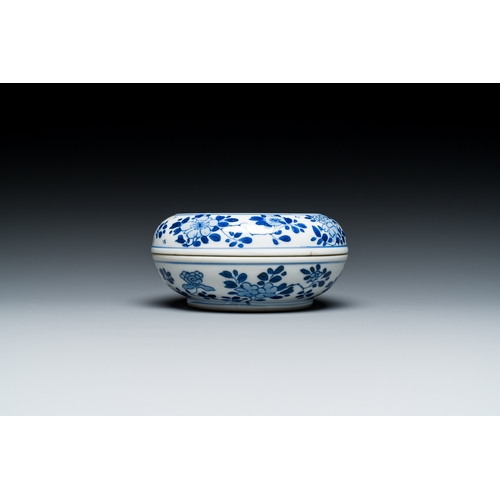 290 - A Chinese blue and white 'antiquities' box and cover, KangxiDescription:Dia.: 11 cm - H.: 5,5 cmCond... 