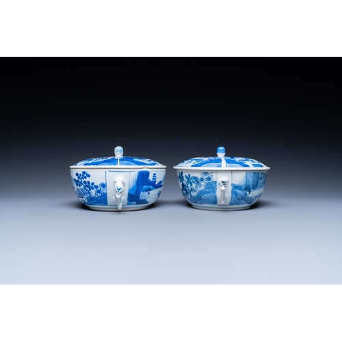 297 - A pair of Chinese blue and white bowls and covers, KangxiDescription:L.: 19 cm - H.: 9,5 cmCondition... 