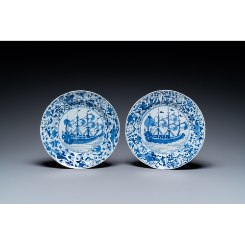 298 - A pair of Chinese blue and white kraak-style dishes with VOC-ships, KangxiDescription:Dia.: 26 cm Re... 