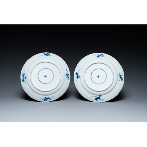 298 - A pair of Chinese blue and white kraak-style dishes with VOC-ships, KangxiDescription:Dia.: 26 cm Re... 