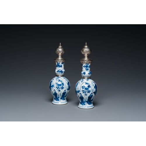 302 - A pair of Chinese blue and white vases with Dutch silver mounts, KangxiDescription:H.: 19,5 cm (tota... 