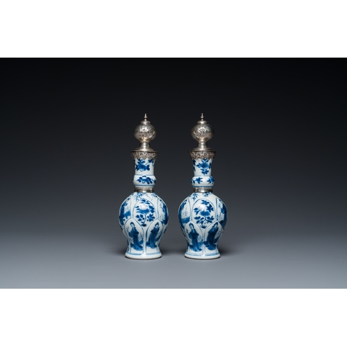 302 - A pair of Chinese blue and white vases with Dutch silver mounts, KangxiDescription:H.: 19,5 cm (tota... 