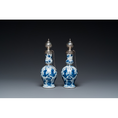 302 - A pair of Chinese blue and white vases with Dutch silver mounts, KangxiDescription:H.: 19,5 cm (tota... 