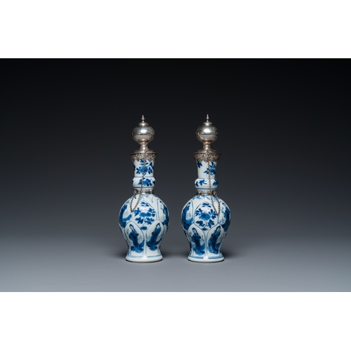 302 - A pair of Chinese blue and white vases with Dutch silver mounts, KangxiDescription:H.: 19,5 cm (tota... 