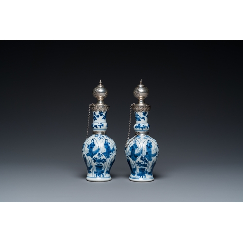 302 - A pair of Chinese blue and white vases with Dutch silver mounts, KangxiDescription:H.: 19,5 cm (tota... 