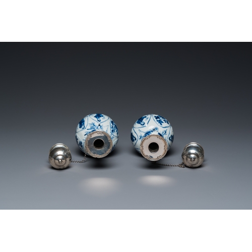 302 - A pair of Chinese blue and white vases with Dutch silver mounts, KangxiDescription:H.: 19,5 cm (tota... 