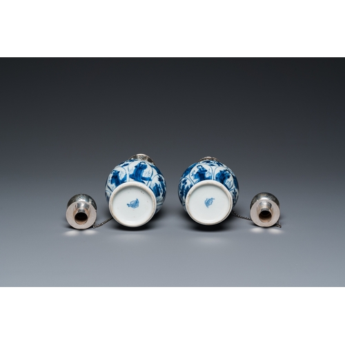 302 - A pair of Chinese blue and white vases with Dutch silver mounts, KangxiDescription:H.: 19,5 cm (tota... 