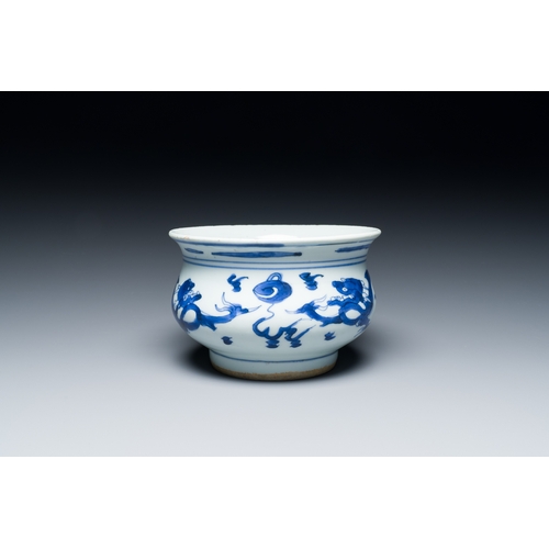 308 - A Chinese blue and white 'dragon' censer, KangxiDescription:H.: 10,5 cm - Dia.: 16 cmCondition repor... 