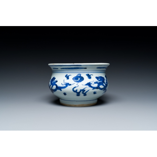 308 - A Chinese blue and white 'dragon' censer, KangxiDescription:H.: 10,5 cm - Dia.: 16 cmCondition repor... 