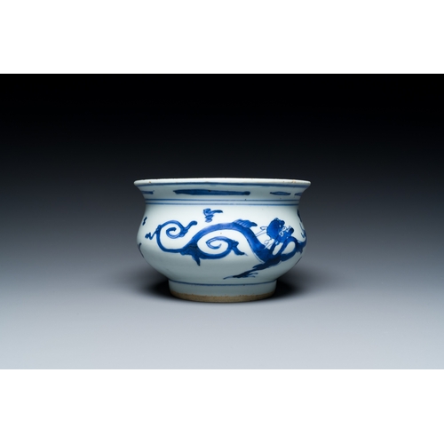 308 - A Chinese blue and white 'dragon' censer, KangxiDescription:H.: 10,5 cm - Dia.: 16 cmCondition repor... 