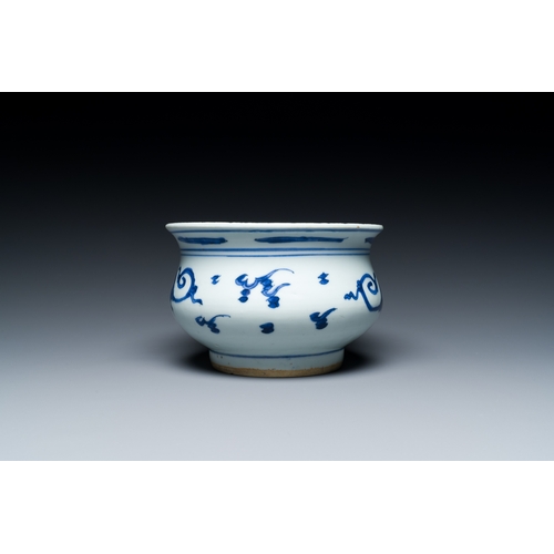 308 - A Chinese blue and white 'dragon' censer, KangxiDescription:H.: 10,5 cm - Dia.: 16 cmCondition repor... 