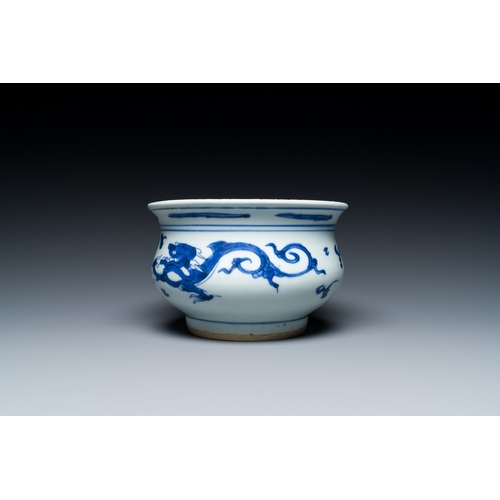 308 - A Chinese blue and white 'dragon' censer, KangxiDescription:H.: 10,5 cm - Dia.: 16 cmCondition repor... 