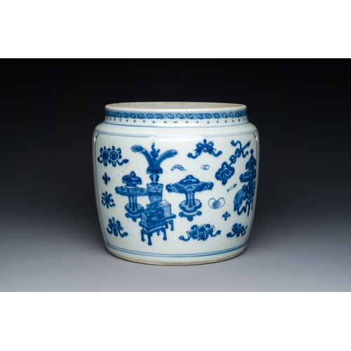 313 - A Chinese blue and white 'antiquities' bowl, KangxiDescription:Dia.: 20,5 cm - H.: 18 cmCondition re... 