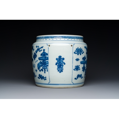 313 - A Chinese blue and white 'antiquities' bowl, KangxiDescription:Dia.: 20,5 cm - H.: 18 cmCondition re... 