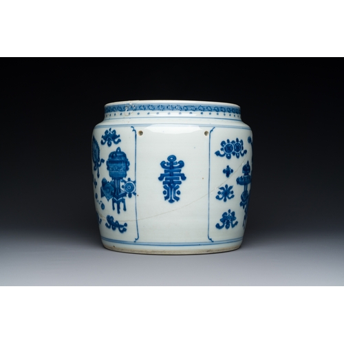 313 - A Chinese blue and white 'antiquities' bowl, KangxiDescription:Dia.: 20,5 cm - H.: 18 cmCondition re... 