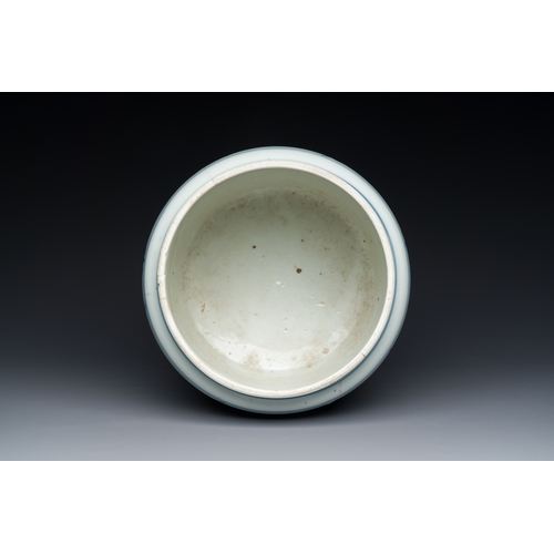 313 - A Chinese blue and white 'antiquities' bowl, KangxiDescription:Dia.: 20,5 cm - H.: 18 cmCondition re... 