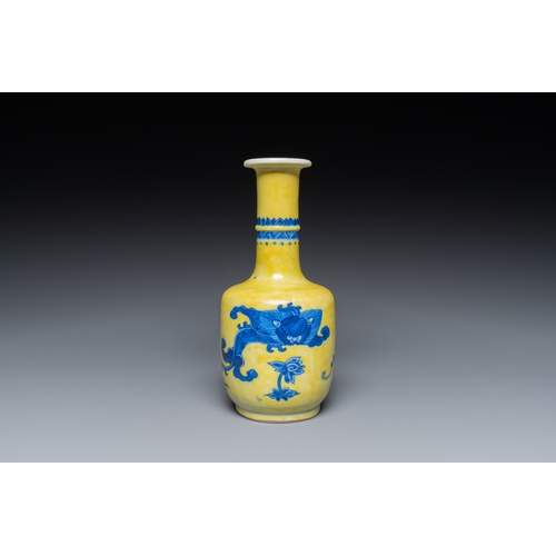 318 - A very rare Chinese blue and white yellow-ground vase, Wanli mark, KangxiDescription:H.: 20 cm Prove... 