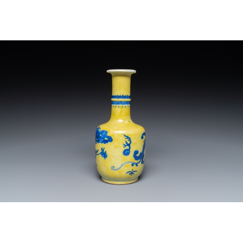 318 - A very rare Chinese blue and white yellow-ground vase, Wanli mark, KangxiDescription:H.: 20 cm Prove... 