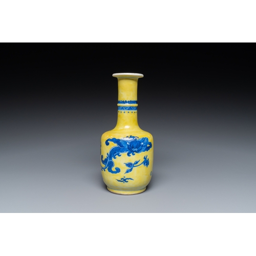 318 - A very rare Chinese blue and white yellow-ground vase, Wanli mark, KangxiDescription:H.: 20 cm Prove... 