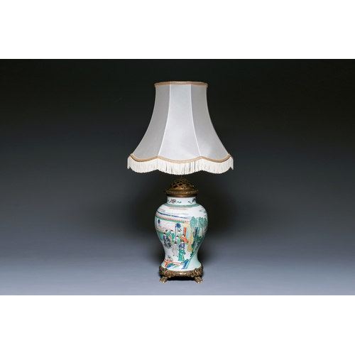 319 - A Chinese famille verte vase mounted as a lamp, KangxiDescription:H.: 34 cm (the porcelain)H.: 92,5 ... 