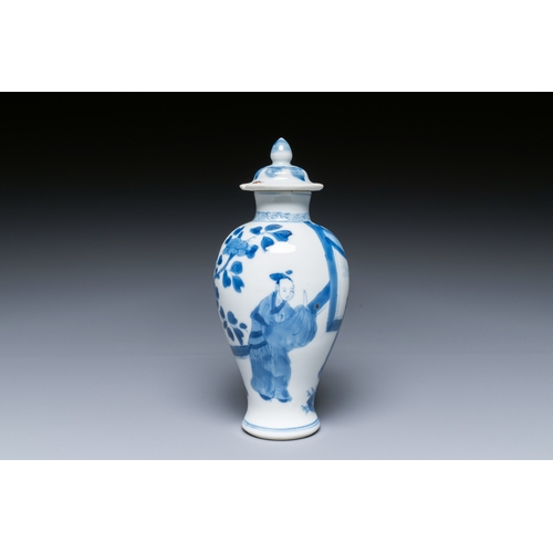 323 - A Chinese blue and white covered vase and a verte-Imari plate, KangxiDescription:Dia.: 21,5 cm (the ... 