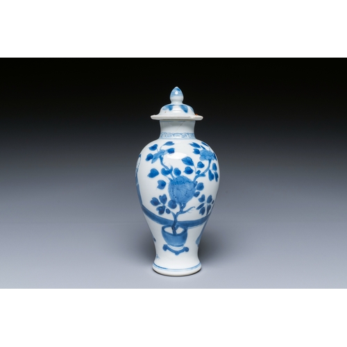 323 - A Chinese blue and white covered vase and a verte-Imari plate, KangxiDescription:Dia.: 21,5 cm (the ... 